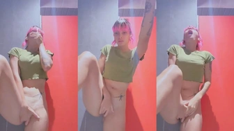 Lulu_ porno caseiro se masturbando e gozando no banheiro da balada